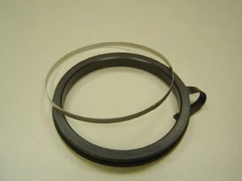 Dichtung und Sprengring von Remeha in einem einfachen Design. Die Dichtung hat eine klare Form, während der Sprengring einen stabilen Halt bietet.